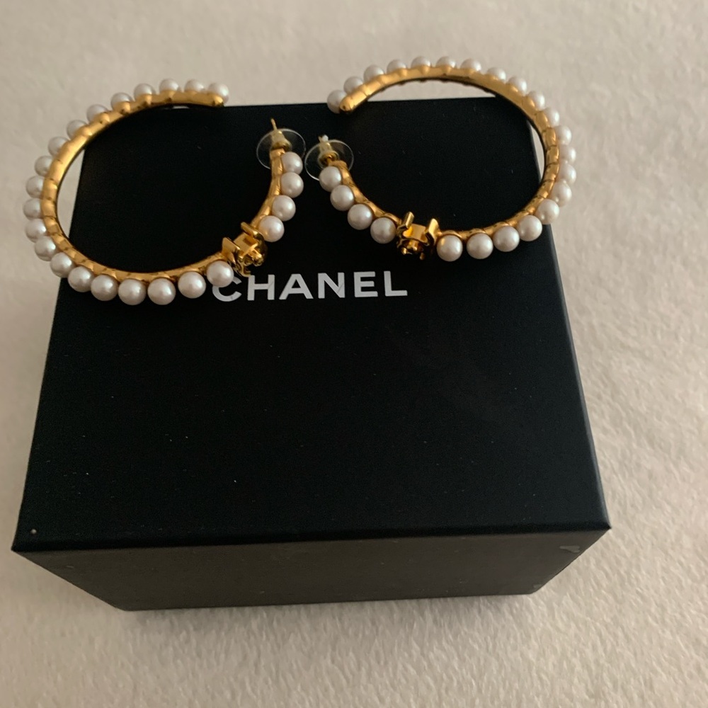 Chanel pearl hoops. - Picture 7 of 9